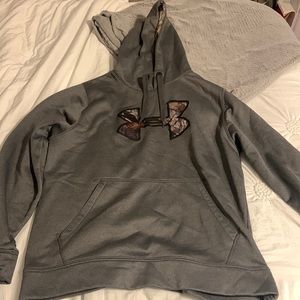 Men’s Under Armor sweatshirt